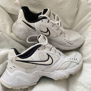 Nike air heights - Säljer dessa snygga Nike skorna som endast är använda ett fåtal gånger så är i jättefint skick!💗 Nypris ca 900kr