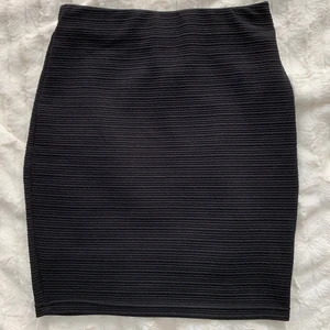 Pennkjol - Säljer min ribbade pennkjol då den inte kommer till användning. Använd några gånger men är i fint skick. Skriv privat om ni har frågor. ❤️🌻