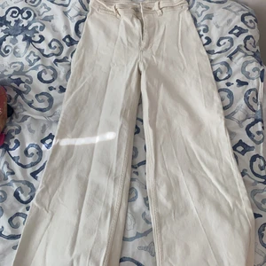 Mng denim byxor  - Jättefina vita MNG denim byxor som jag säljer nu, priset kan diskuteras! 