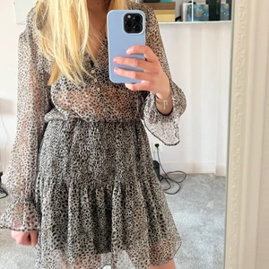 Klänning - Säljer denna Så fina leopardliknande zara klänningen😩Fin till sommarn eller med en tröja över för att ha den som en kjol. Perfekt Modell.💓
