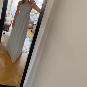 Balklänning  - Balklänning i storlek 36 köpt på plock förra året men har aldrig själv använt den. Färgen är en blandning av ljus blå och grå