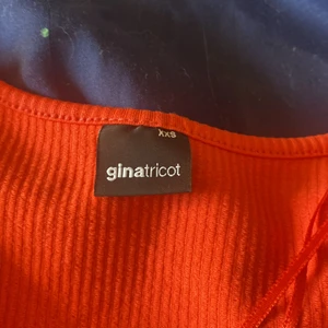 Röd topp❤️ - Säljer denna fina topp, använt det få gånger. Säljer pga inte min stil❤️‍🩹