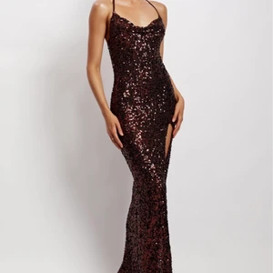 Balklänning brun med paljetter - Säljer denna supersnygga balklänningen eftersom jag valde en annan. Superfin passform! Aldrig använd, helt ny köpt för en vecka sedan. Den är ifrån Meshki och är helt slutsåld på hemsidan, har även betalat frakt och tull. Köpare står för frakt, kan även möts upp i Göteborg. 