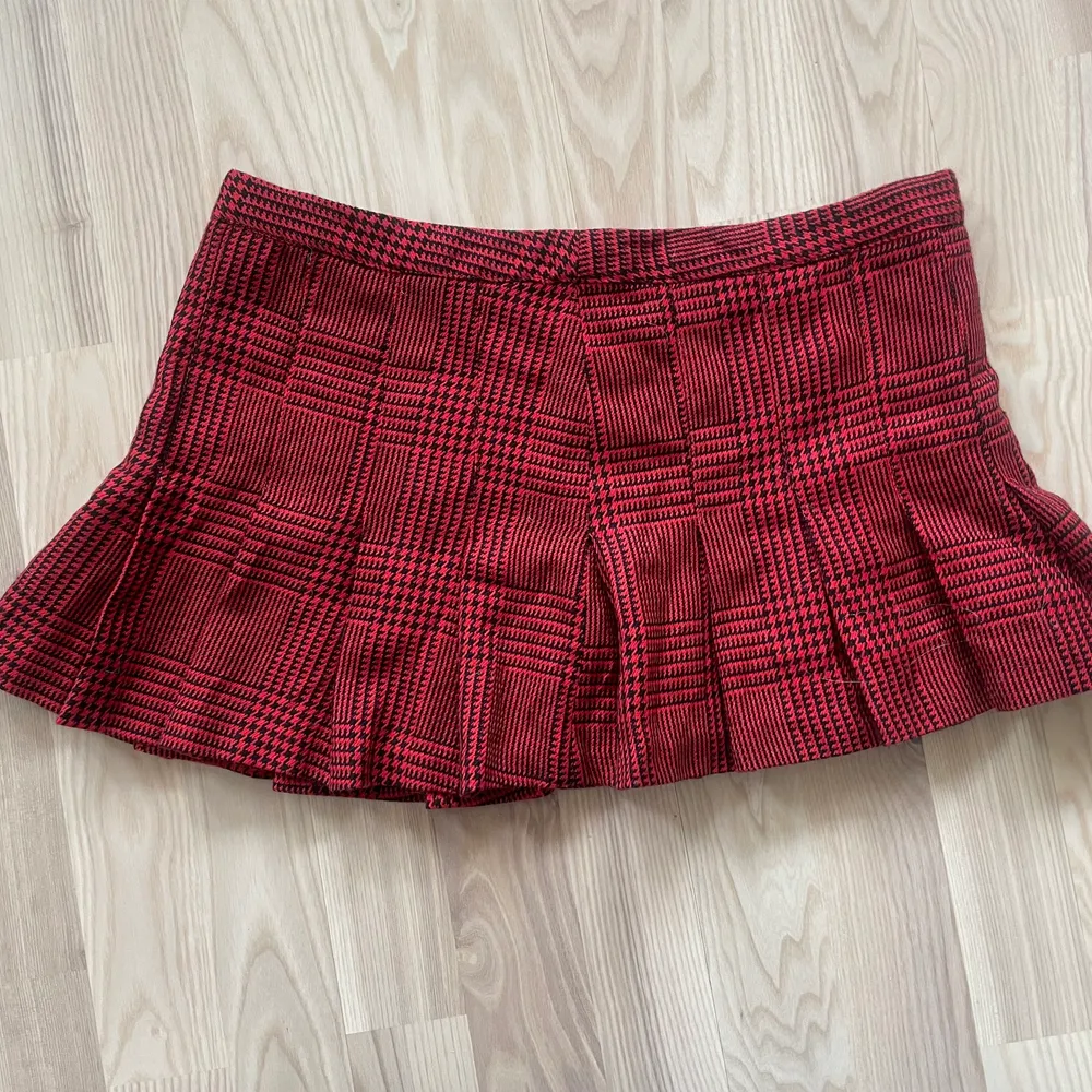 röd och svart rutig kjol, från hm men köpt second hand, kort, storlek 40 men jag skulle säga att den passar en s. . Kjolar.