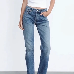 Zara jeans - Vill byta dessa populära zara jeansen mot ett likadant par fast i storlek 34, då de tyvärr är för stora.💞 Fick i julklapp men endast använda 3-4 ggr. Hör gärna av er ifall ni har ett par i storlek 34💓