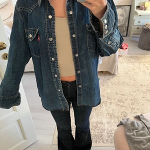 Jeansjacka från Levis  - Såååå cool jeansjacka/skjorta från Levis med världens finaste tryck på. Köpt från @fashionbylangen på instagram❤️‍🔥 Modellen och färgen på skjortan är heeelt perfekt, så fin att ha som jacka hela våren. Skulle säga att det är en storlek m, men själv är jag en S och har den mer oversized💘🌟🌟