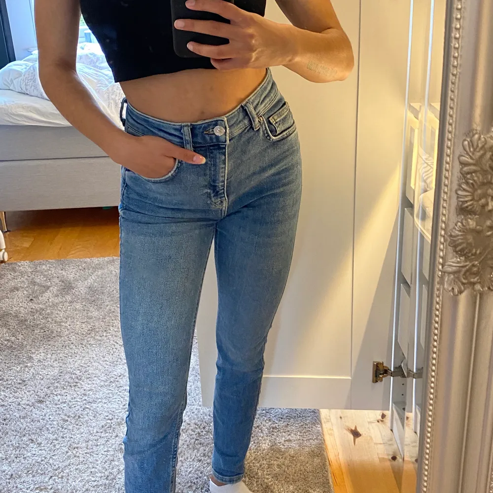 Säljer dessa jeans från Gina Tricot. Sitter perfekt på mig som är 1,62💙säljer för att de inte kommer till användning längre. (Köparen står för frakten). Jeans & Byxor.