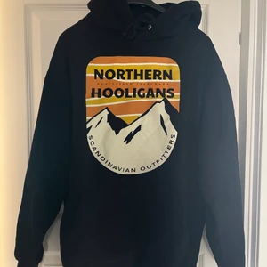 northern hooligans hoodie - använd fåtal gånger!