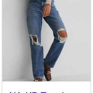 Nakd jeans - Jeans från nakd med hål på knäna. Första bilden är lånad från hemsidan och dom är i en ljusare färg än den på första bilden. Skriv för mer info eller bilder! 