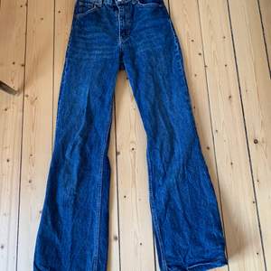 Mörkblå visa jeans från Zara. Andra bilden är lånad men liknar passformen av jeansen väldigt mycket. Pris kan såklart diskuteras! <3