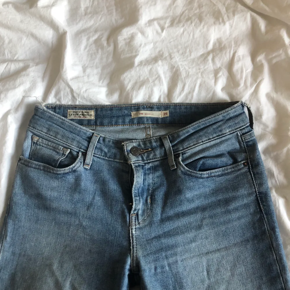 As snygga lågmidjade bootcut jeans från Levis. Säljer eftersom jag har liknanade och de tyvärr inte kommer till användning. Bra skick förutom en lös tråd vid midjan( kan skicka bättre bild på det)😊💕. Jeans & Byxor.