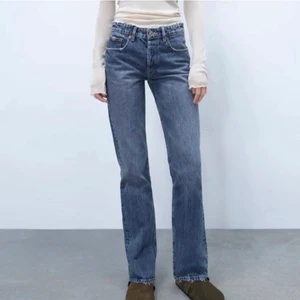 Mid Rise Jeans Zara - Säljer då jag inte använder de längre! Knappt använda alltså i fint skick ❤️‍🔥❤️‍🔥