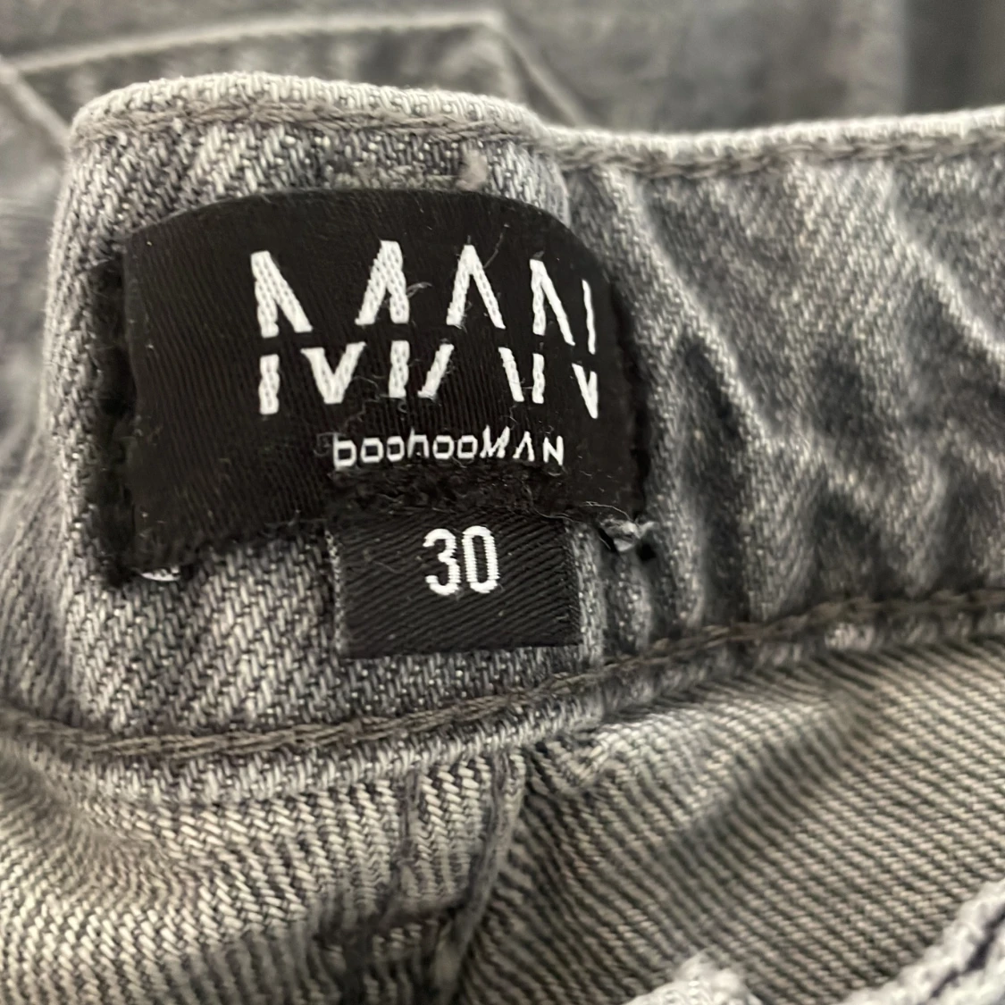 Byxor med klippt ben. - 91