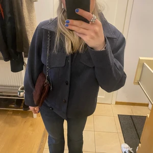 Blå kort kappa - Säljer denna kappan som knappt är använd, köpt på Åhléns för 750kr, buda, jag är 175