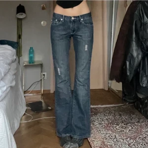 Victoria Beckham Jeans - Tyvärr tvungen o sälja dessa assnygga jeansen, då de är för små i midjan🥲 Victoria Beckham Jeans, Höftmått: 83 & innerben 85 cm (w28l34)