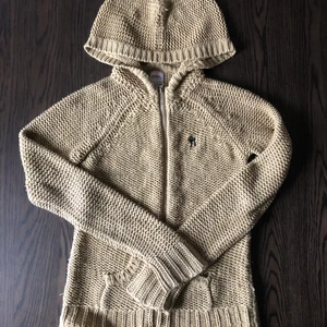 Kofta / Hoodie - Skitnice stickad kofta / huvtröja perfekt för våren och schysst som fan. Storlek medium, rätt sliten men schysst ändå.