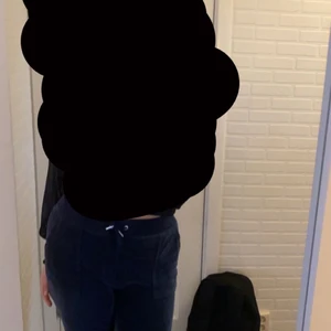 Juicy byxor blå - Använt några gånger. Ingen dåligt med byxorna. 