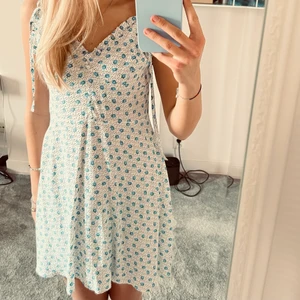 Sommarklänning - Gullig sommar klänning som jag nästan aldrig använt. Hur fin som helst!😻 Så fin i sommar. Banden som hänger ner ska egentligen knytas vis axlarna. 