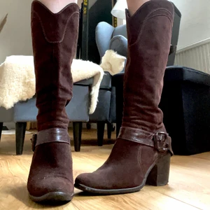 Cowboy boots strl 38 - Bruna boots med klack! Går upp till under knäna på mig. De är använda men inga större defekter!💗