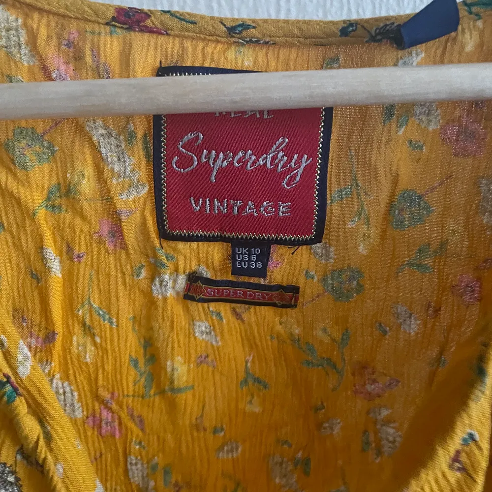 Superfin somrig jumpsuit från Superdry. Använd ca 1 gång. Kan frakta i hela sverige eller mötas upp i Malmö. Köparen står för frakt.. Klänningar.