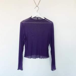 Mesh genomskinlig lila tröja från H&M, den har fina virvlar på kanterna på tröjan, ärmen och halsen.   Endast använd en gång därmed nyskick.