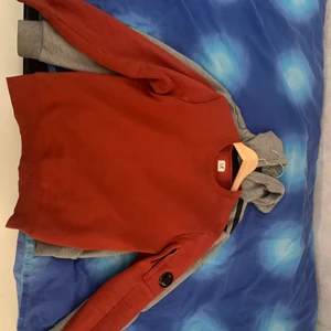 Cp company tröja S - Röd/orange cp company tröja i Storlek S köpt från Careofcarl för 1699kr, knappt använd mycket fint skick. Mer bilder kommer om önskat