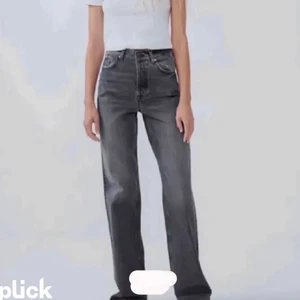 Zara jeans - Raka långa zara jeans. Storlek 38. Köpte här på Plick och säljs för att jag har liknande. Bilderna är lånade. Super bra skick, fina gråa/svarta jeans💕 Pris kan alltid diskuteras!💕