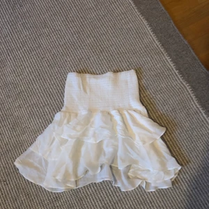 Volang kjol  - Säljer min jätte fina vita sommriga volabgkjol då den inte använts. Köpte den här på plick för ett tag sen o har bara använt den en gång förra sommaren så den är alltså i ny skick. Köpte för 200kr o säljer för hundra!💘😍