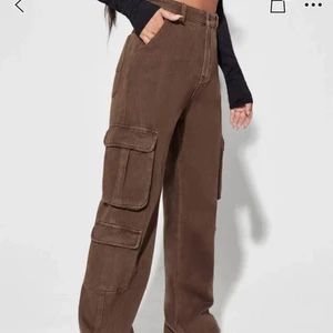 Bruna cargojeans - Superfina bruna cargojeans, de e aldrig använda. Säljer för att de e lite korta på mig som är 1.72. 