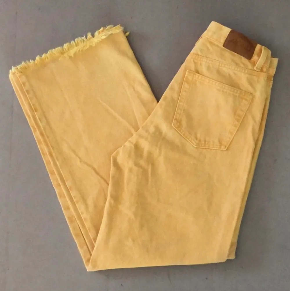 Gula ”tvättade” jeans från monki. Använda endast en gång💞 jag är 160 och dom sitter perfekt. Bilder lånade från amandasaltis. Jeans & Byxor.