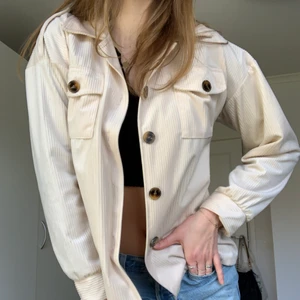 Vårjacka  - Jättefin vårjacka som är i bra skick! 💕