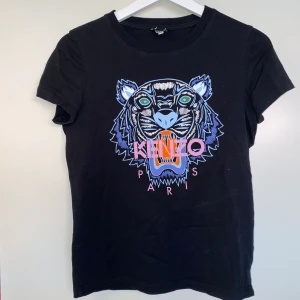 Kenzo T-shirt  - Säljer denna sköna T-shirt då den tyvärr blivit för liten. Trycket är helt och den e inte blekt. Frakten ingår! Fixar bilder med den på om du e intresserad utav att köpa den🤍 