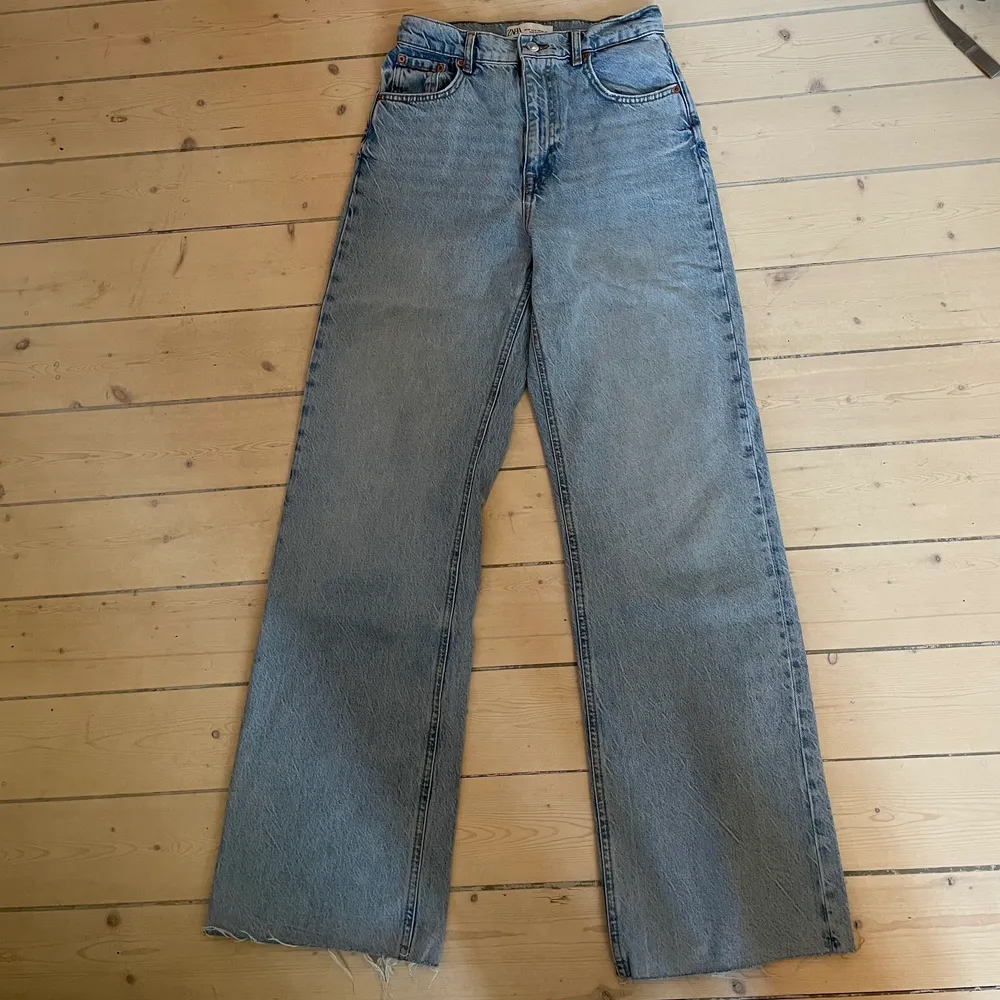 Ljusblå 90’S jeans från Zara. Avklippta. Innerlår mäter ca 83 cm.. Jeans & Byxor.