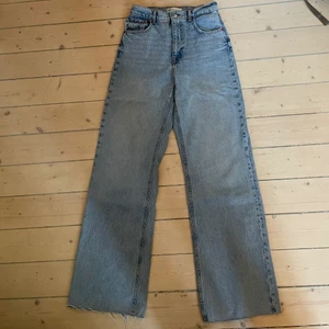 Ljusblå vida jeans från Zara - Ljusblå 90’S jeans från Zara. Avklippta. Innerlår mäter ca 83 cm.