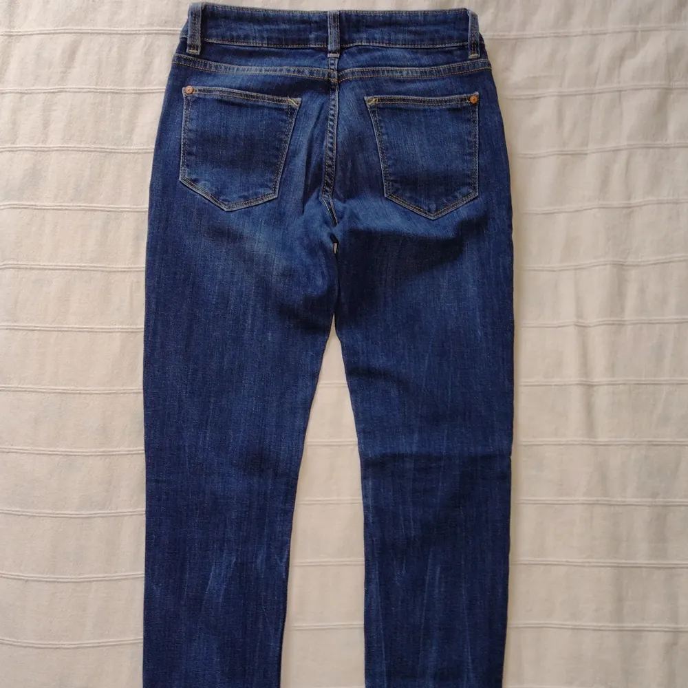 Stretchjeans Lean från Lindex i en blå tvätt med lite