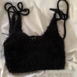 crop top - svart fluffig crop top från zara. Helt slutsåld på hemsidan och endast använd 1 gg