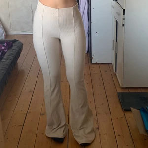 Väldigt härliga byxor från Bershka! - Ljus beigea byxor från Bershka i storlek S. Älskar byxorna men dem är på tok för långa och skulle passa personer runt 170 cm! 