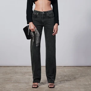 zara jeans - fina mid rise straight jeans från zara, nypris 360kr🖤 priset inkluderar frakten då den är ganska dyr!