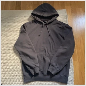 Grå hoodie - Snygg basic grå hoodie från hm herravdelningen. Bra skick. Säljer då jag behöver pengar🤑 Skriv om du vill ha fler bilder eller vid frågor!💕