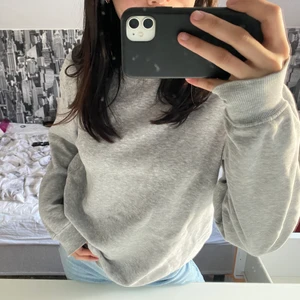 Sweatshirt  - Grå sweatshirt i storlek XS. Passar även S