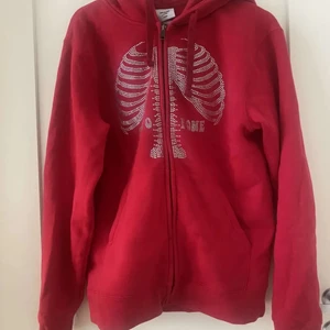 One of one hoodie  - Säljer min one of one hoodie pga den är lite stor till mig skick är 9/10 för jag använt den 1 gång skriv för mer bilder 