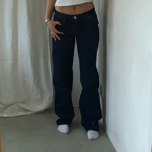 Jeans - Säljer dom här sjukt snygga jeansen från zara som jag köpte i Spanien som tyvärr inte kommit till användning. Färgen syns bättre på sista bilden. Långa i benen och har snygga orangea sömmar 💕💕