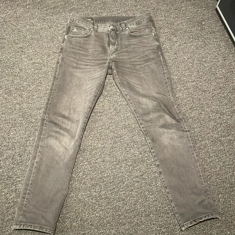 Jeans med en lite tightare passform, uppsydda 4 cm i längden . Jeans & Byxor.