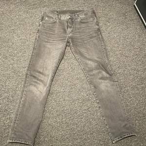 Jeans med en lite tightare passform, uppsydda 4 cm i längden 