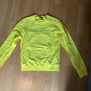 DSQUARED, KENZO - Plaggen är som nya och inte så använda. DSQUARED tröjan är barn storlek 16 år som är ungefär samma som 170, köpte den ny från NK för 1600kr och kan nu sälja den för 700kr. KENZO tröjan som är utan luva är stickad och storlek S och även köpt på NK för 2200kr säljer den nu för 850kr. Och till sist KENZO huddien som är storlek XS, köpt från CareOfCarl för 2800kr som jag nu säljer för 900kr