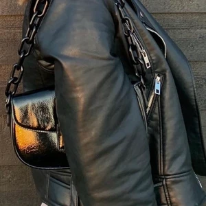 Skinnjacka  - Snygg skinnjacka från zara, använd fåtal gången och band finns till💕 säljer då jag inte får användning för den, går att buda ner