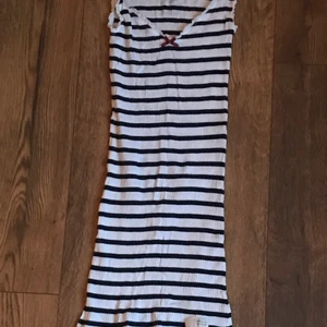 Klänning - En fin liten ”båt” klänning väldigt söt. 