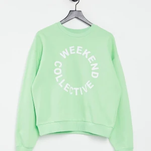 Sweatshirt  - En grön sweatshirt mend en härlig grön färg till sommarkvällar!💚💚🍀