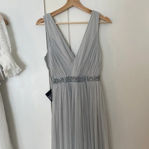 Balklänning  - En super fin balklänning från Nelly som är helt slutsåld!🤩 jag säljer då den är för stor men den är oanvänd och i nytt skick!💕frakten ingår i priset💕✨