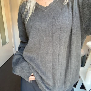 Stickad tröja  - Stickad tröja köpt på humana, färgen stämmer mest överens på sista bilden🤍 står ingen storlek men sitter oversized på mig som är S